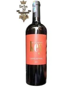 Key Reserve Cabernet Sauvignon là loại rượu vang chile được làm hoàn toàn với giống nho Cabernet Sauvignon có màu đỏ pha tím sáng nổi bật