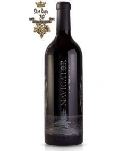 Rượu Vang Đỏ Mỹ NAVIGATOR Zinfadel có màu đỏ đậm sâu ấn tượng. Được làm hoàn toàn từ giống nho Zinfadel.