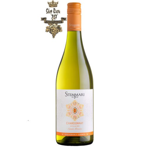 Nguồn gốc của giống nho Chardonnay này được thể hiện rõ ràng bằng màu vàng rơm trong ly, mềm mại