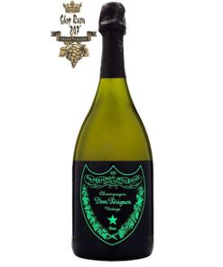 Vang Champagne Dom Perignon Luminous – Dom Đèn Phát Sáng có màu sáng, vàng nhạt đến trung bình. Hương liệu rơm rạ
