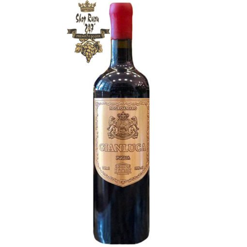 Rượu Vang Đỏ Gianluca Negroamaro 16% vol có màu đỏ đậm ánh tím đẹp mắt. Hương thơm là sự phức hợp của các loại hoa quả