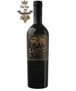 Rượu Vang Ý Luciano Cantine Sgarzi Luigi Blend IGT có màu đỏ hồng ngọc tươi sáng, đẹp mắt, thu hút mọi ánh nhìn