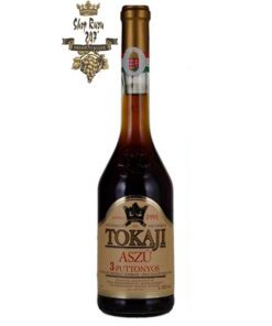 Rượu Vang Ngọt Hungary Tokaj Aszu 3 Puttonyos có màu vàng tươi đẹp mắt. Được kết hợp từ ba giống nho