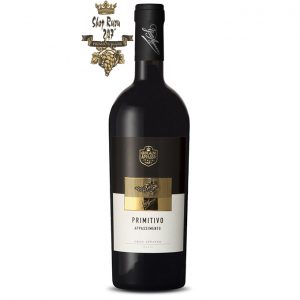 Rượu Vang Ý Gran Appasso Primitivo có màu đỏ ruby đậm cuốn hút., tựa như một rừng quả dại, mận chín, mâm xôi