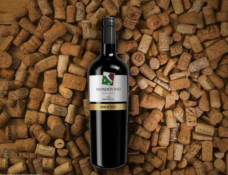 Vang Ý Đỏ Mondovino Rosso IGT có màu đỏ ngọc lựu trong sáng và vô cùng bắt mắt. Rượu mang phong cách thanh lịch