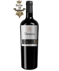 Rượu Vang Ý Đỏ Veronica Rosso IGT có màu đỏ ngọc lựu trong sáng và vô cùng bắt mắt. Hương thơm hòa quyện