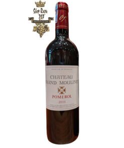 Rượu Vang Pháp CHATEAU GRAND MOULINET có màu đỏ ruby sáng, hương vị của quả mọng đỏ, quả anh đào, gia vị