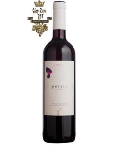 Rượu Vang Ý PETALI TOSCANA có màu đỏ ruby đậm, hương vị của quả anh đào, mùi gia vị, vani và rau thơm