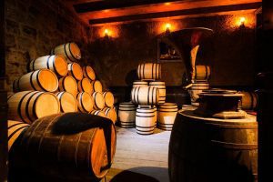 Gỗ sồi có thể là một yếu tố kết cấu hoặc hương vị trong sản xuất rượu vang, tùy thuộc vào việc thùng mới hay đã qua sử dụng