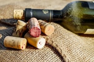 mùi nút chai trên rượu vang có thể bắt đầu rất tinh tế, về cơ bản không thể phát hiện được ngay cả đối với những người rất nhạy cảm