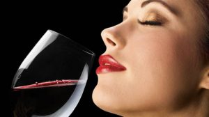 Rượu vang đỏ có vị gì? Bạn đã thấy mọi người làm điều này: hít thật mạnh từ ly rượu của họ sau một cú xoáy đẹp mắt