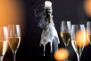 Champagne được làm theo cách được gọi là phương pháp truyền thống , còn được gọi là phương pháp Champagne