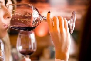 Tất cả rượu vang đều chứa axit (chủ yếu là axit tartaric, tồn tại trong nho), nhưng một số loại rượu vang có tính axit cao hơn những loại rượu khác