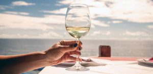 Uống rượu vang trắng là một trải nghiệm phong phú và đầy hương vị. Các loại rượu vang trắng khác nhau có đặc điểm
