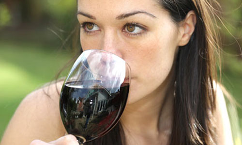 Hãy nhấp một ngụm nhỏ vừa đủ để rượu tràn ngập trong khoang miệng của bạn. rước khi nuốt, hãy để rượu trượt qua lưỡi
