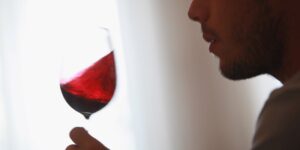 Rượu vang chỉ được làm từ nho, vậy tại sao trong rượu vang lại có các hương thơm đến từ các loại quả chín mọng