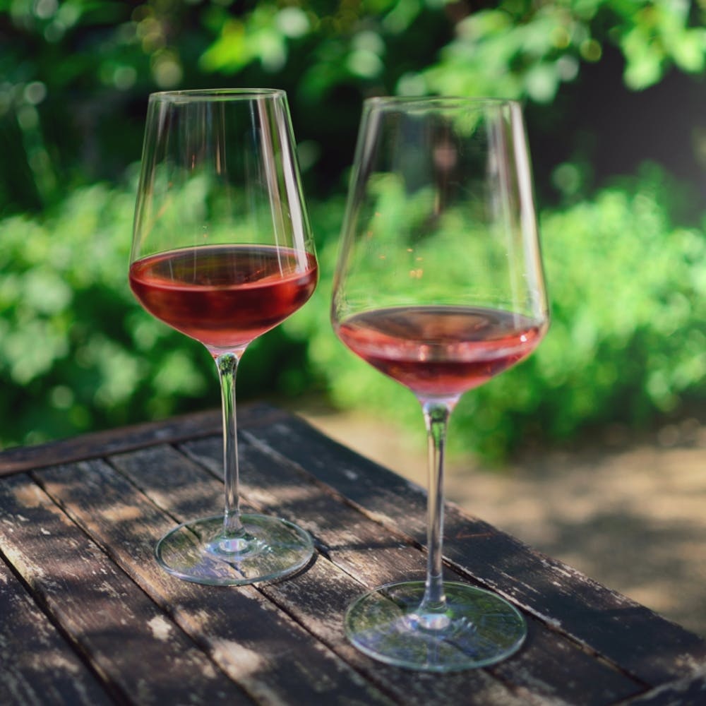 Rượu vang hồng - So với những người anh em họ đỏ và trắng của nó, chúng vẫn có một lượng hơi xú uế từ những người mê rượu vang