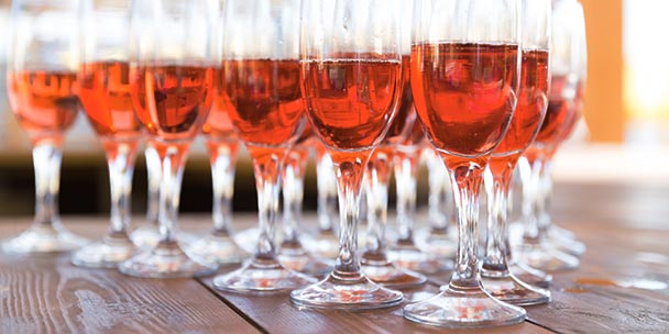 Hỗn hợp rượu vang hồng được làm từ sự kết hợp của nhiều giống nho khác nhau. Một số loại rượu vang hồng tập trung nhiều hơn vào các loại nho cụ thể