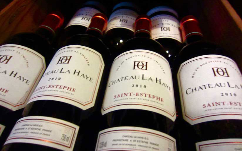 Rượu Vang Pháp Chateau La Haye - Saint Estephe có màu đỏ hồng ngọc đậm. Hương thơm tiết lộ các ghi chú của cassis