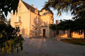 Rượu Vang Pháp Chateau La Haye - Saint Estephe là một loại rượu vang Đỏ được sản xuất tại vùng Bordeaux ở Pháp