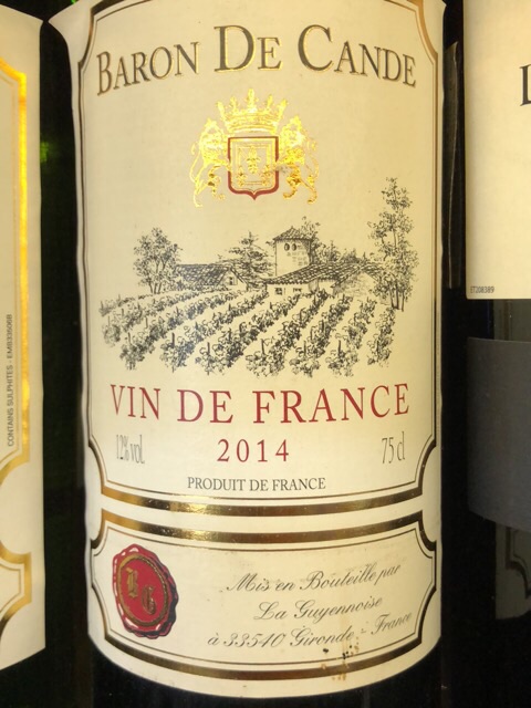 Rượu Vang Đỏ Pháp Baron de Cande có màu đỏ ruby tươi sáng, hương thơm của các loại quả chín như mận, anh đào, xen kẽ