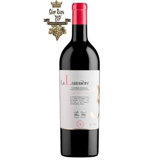 Hai vùng của Languedoc-Roussillon tạo ra phong cách rượu vang đỏ riêng biệt, mặc dù chúng được gộp lại với nhau
