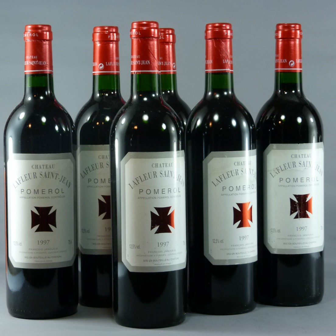 Rượu Vang Đỏ Château Lafleur Saint Jean được đóng chai tại khách sạn, không qua lọc. Đây là một loại rượu mạnh mẽ, mượt mà