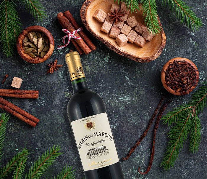 Vang Pháp Relais du Marquis Bordeaux có màu đỏ đậm ánh tím. Rượu mang hương thơm đặc trưng của các giống nho đỏ bordeaux