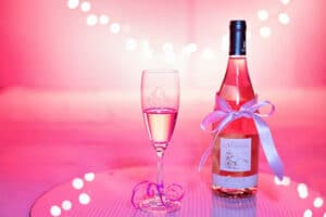 Nhờ màu hồng thiên niên kỷ và thời thượng, gần đây rượu vang hồng được đổi tên thành một mặt hàng chủ lực uống hàng ngày