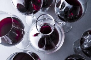 Rượu vang chứa đầy các hợp chất thơm đặc trưng cho một giống nho nhất định, kỹ thuật sản xuất rượu vang hoặc độ tuổi của rượu vang