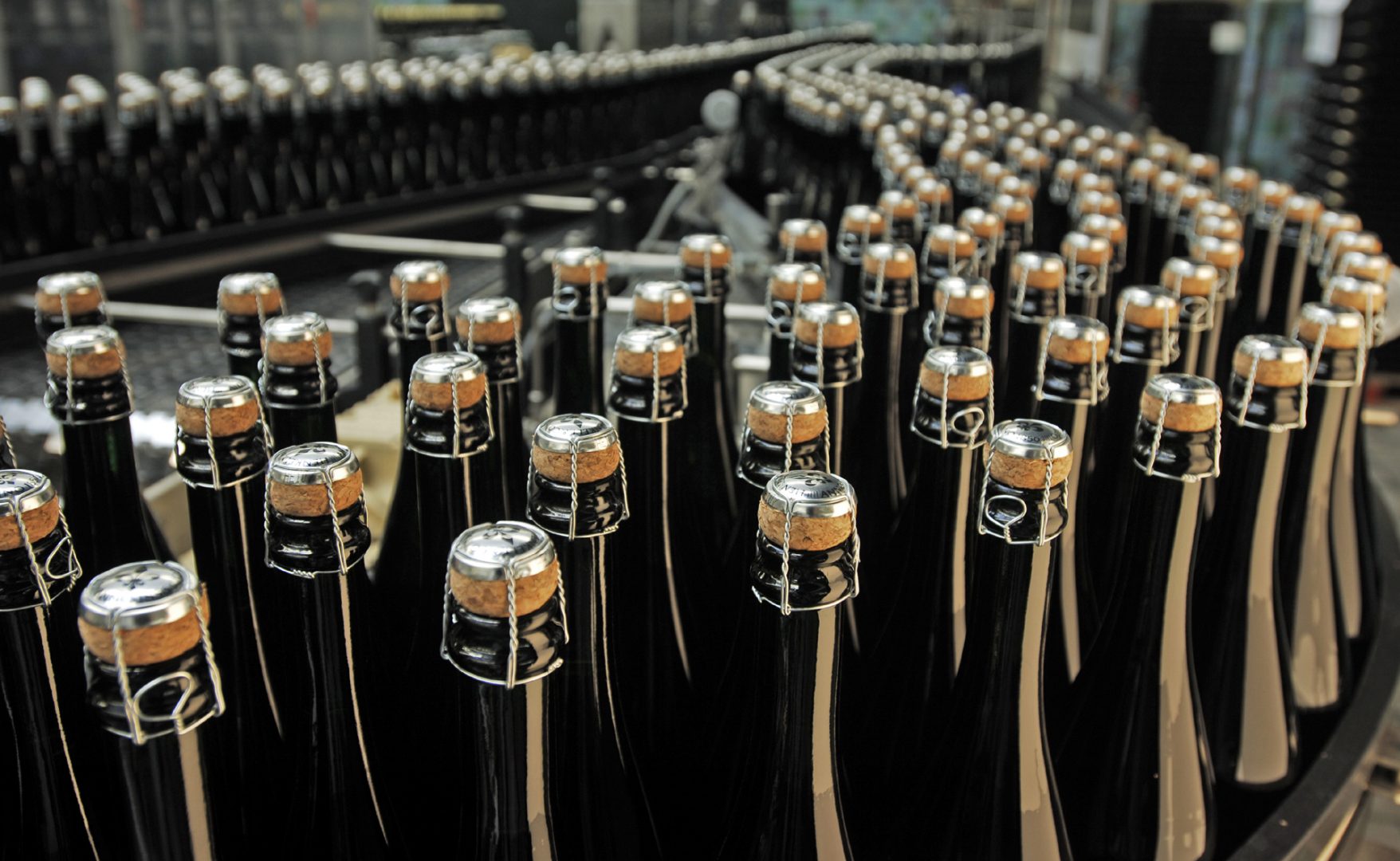 Chai được gắn nút chai và nút chai được nối xuống để đảm bảo áp suất bên trong cao của carbon dioxide trong rượu Champagne