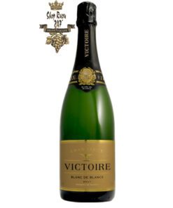 Rượu Champagne Martel & Co Victoire Blanc de Blancs có màu vàng nhạt lấp lánh và tinh tế. Trên mũi, hương thơm của rượu thể hiện sự tươi tắn