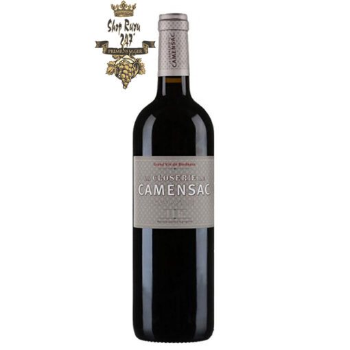 Rượu Vang Château de Camensac La Closerie Haut-Médoc 2015 có màu đỏ đậm ánh tím khi ở trên ly. Rượu mở ra với hương thơm của