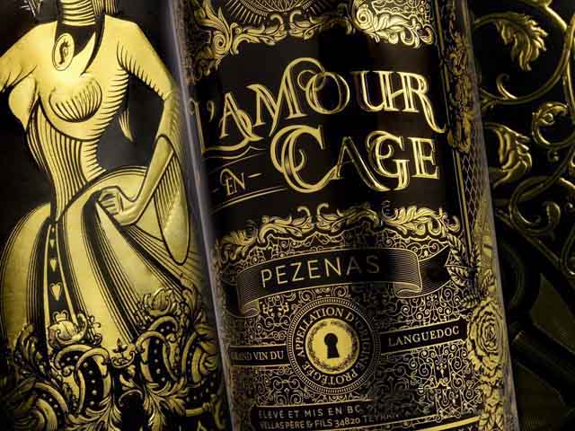 Rượu Vang Đỏ Vignobles Vellas L'Amour en Cage Pezenas mang một màu đỏ ngọc hồng lựu với phản chiếu màu tím.