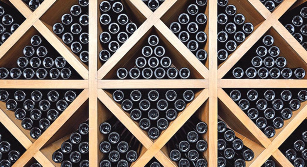 Rượu sâm banh và các loại rượu vang sủi bọt khác được làm khác với các loại rượu khác. Chúng được thiết kế để có áp suất trong