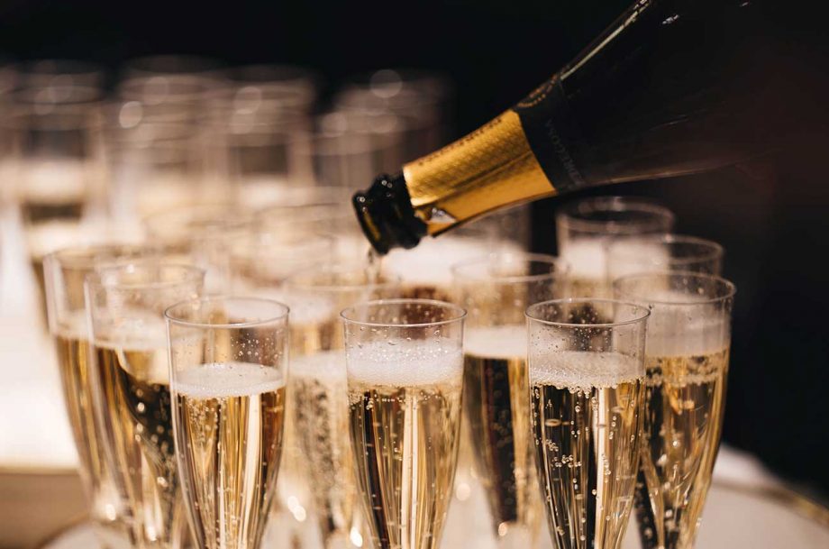Những chai rượu vang Champagne trải qua một quy trình sản xuất rượu nghiêm ngặt hơn nhiều so với các loại rượu vang sủi bọt khác