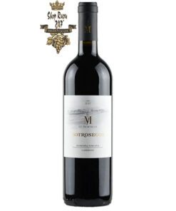 Rượu Vang Botrosecco Maremma Toscana DOC 2017 màu đỏ ruby ​​trong ly. Trên mũi, rượu thể hiện hương thơm là một bó hoa phong phú