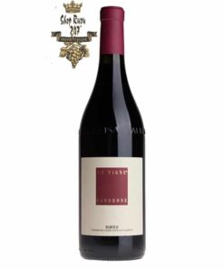 Rượu Vang Ý Đỏ Sandrone Barolo Le Vigne mang một màu đỏ đậm ánh tím vô cùng đẹp mắt khi ở trên ly. Hương thơm nồng nàn của trái cây