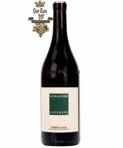 Rượu Vang Ý Sandrone Valmaggiore Nebbiolo d'Alba mang một màu đỏ đậm ánh tím vô cùng đẹp mắt khi ở trên ly