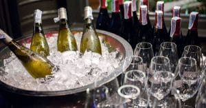 Có một quy tắc ngón tay cái cũ khi nói đến phục vụ rượu vang đó là -  phục vụ rượu vang trắng toàn thân và rượu vang đỏ