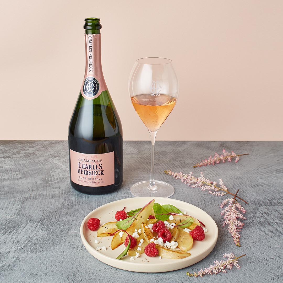 Rượu Champagne Charles Heidsieck Rosé Réserve có màu hồng mịn đúng như cái tên, sáng lên với phản xạ màu đỏ anh đào và vàng nhạt