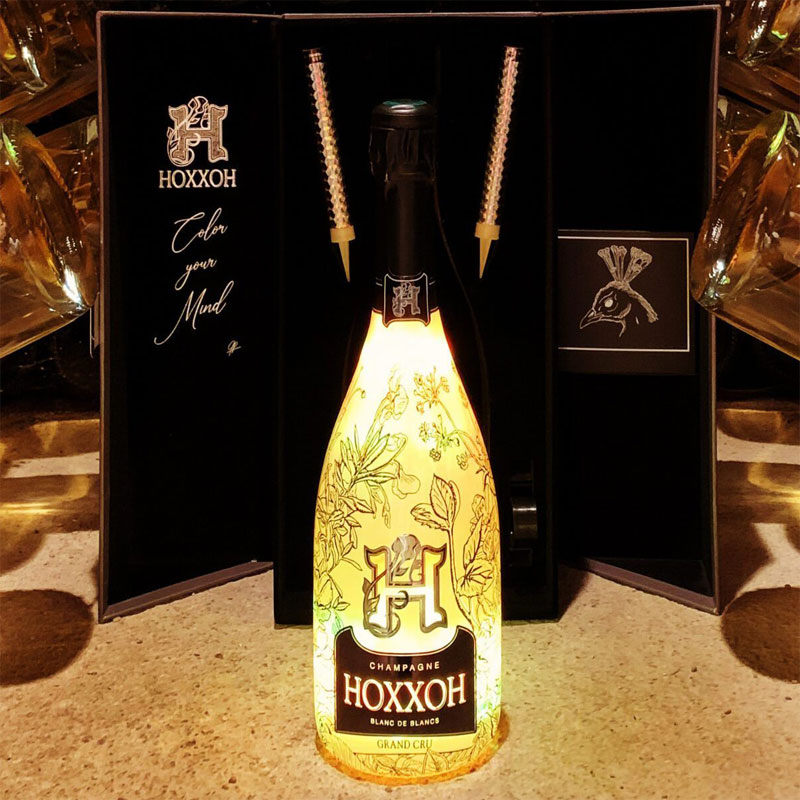 Rượu Champagne HOXXOH Blanc De Blancs phát sáng có màu vàng nhạt trong trẻo với những bong bóng non sống động