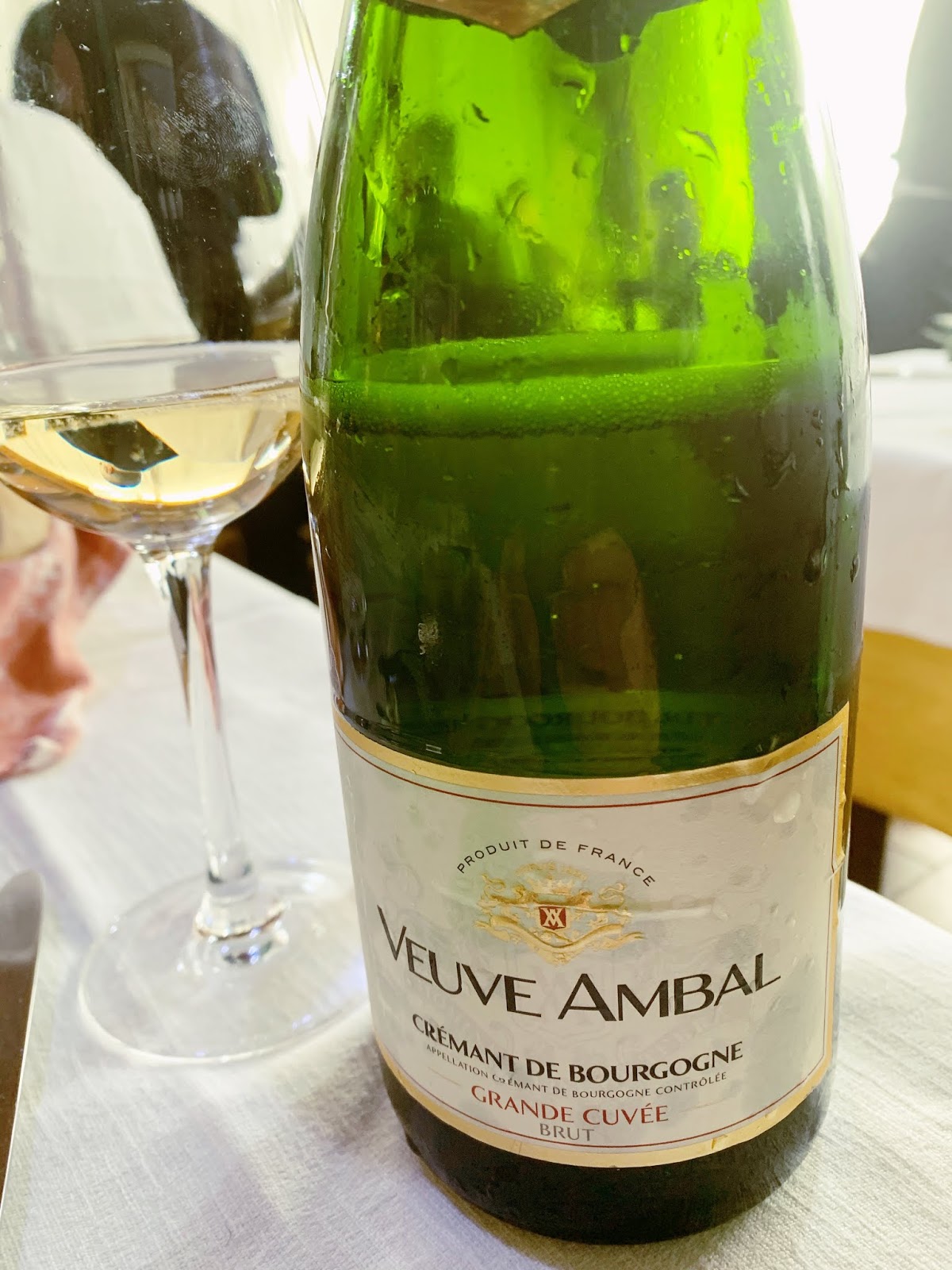 Rượu Sâm Panh Veuve Ambal Crémant De Bourgogne Grande Cuvee Blanc mang hương vị độc đáo tạo cho người thưởng thức cảm giác sảng khoái