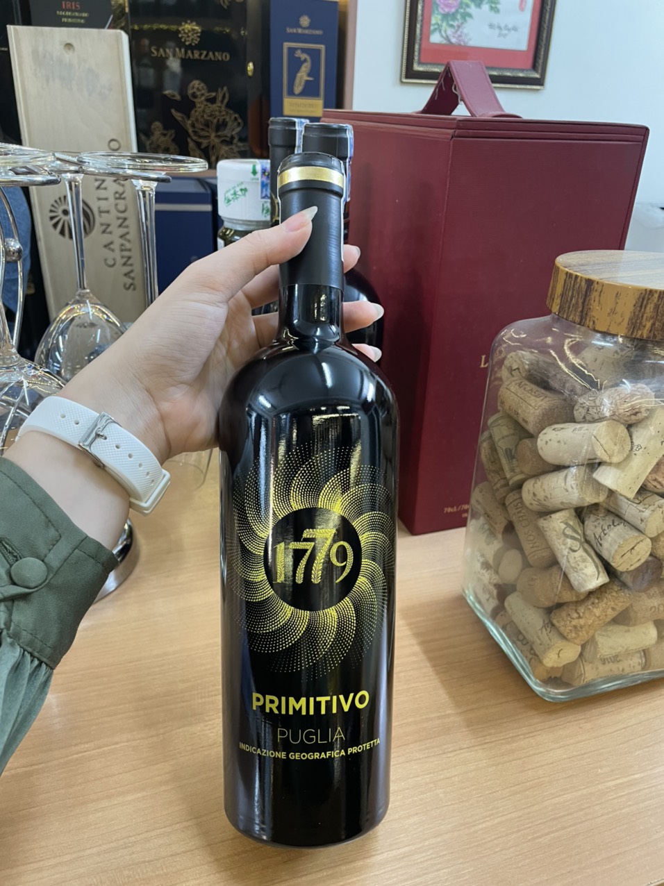 Rượu Vang Ý 1779 Primitivo San Marco sẽ được ngâm ủ theo tiêu chuẩn cuả nhà sản xuất. Rồi mới được đóng chai