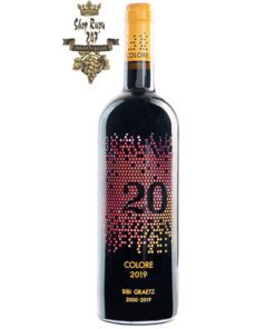 Rượu Vang Bibi Graetz Colore Super Tuscany 2019 có màu đỏ ruby ​​tuyệt đẹp, hấp dẫn như một bó hoa. Những gợi ý thanh lịch