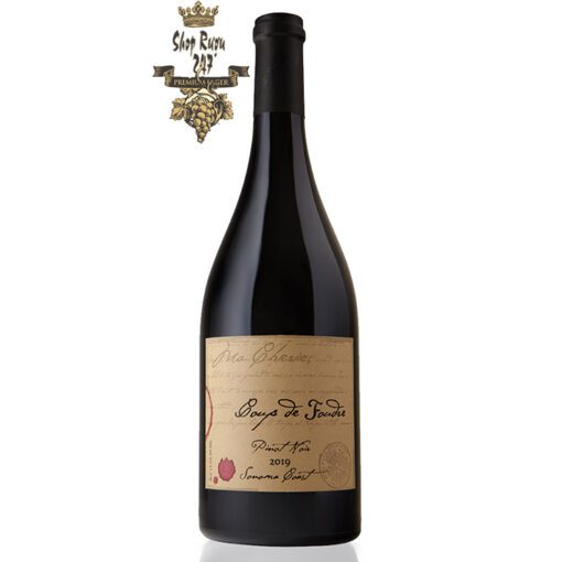 Rượu Vang Mỹ Coup de Foudre Pinot Noir mang một màu đỏ hồng ngọc đậm ánh tím đặc trưng của giống nho nữ hoàng Pinot Noir