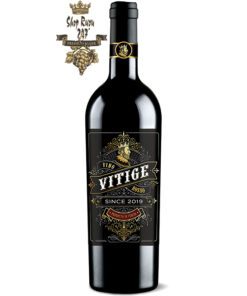 Rượu vang Vitige Vino Rosso Since 2019 15% có màu đỏ đậm ánh tím tuyệt đẹp khi ở trên ly. Hương thơm tinh tế của hoa violet, kim ngân hoa